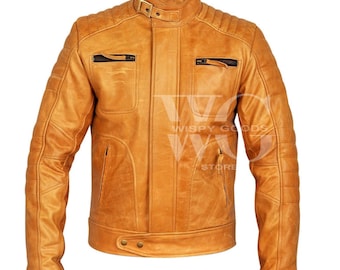 Könnte beinhalten: Eine braune Lederjacke im Motorrad-Stil mit Reißverschluss und mehreren Taschen. Die Jacke hat ein gestepptes Design an Schultern und Ärmeln.