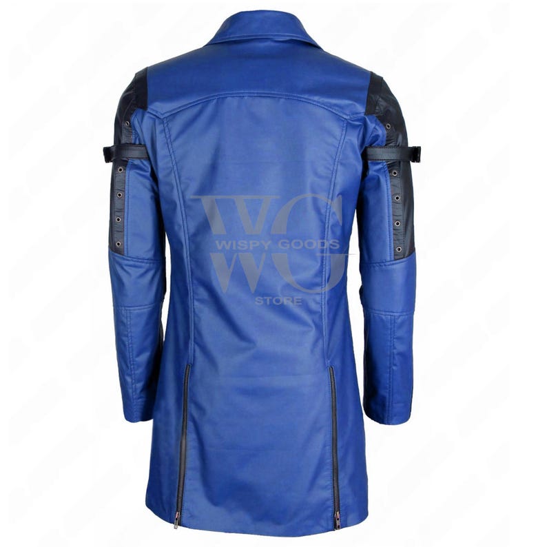 Puede incluir: Una chaqueta larga azul con detalles negros en los hombros y las mangas. La chaqueta tiene cuello, cremalleras laterales y el texto "WISPY GOODS STORE" impreso en la espalda.