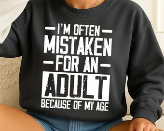 A menudo me confunden con un adulto por mi edad (PNG/SVG), frase sarcástica para adolescentes y adultos, frase divertida sobre la adultez, SVG de moda