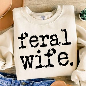 Conception de typographie de femme sauvage, téléchargement numérique, fichier Svg, conception par sublimation, machine à écrire rétro, vintage, Style Svg des années 70, Svg tendance