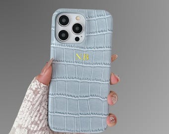 Funda de piel de cocodrilo personalizada para iPhone 17, 16, 15, 14, 13, 12 y 11 Pro Max. Regalo de lujo con monograma.