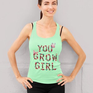 Camiseta regata com letras de flores, camiseta estética floral boho, camiseta com citação positiva fofa para mulheres, blusa de treino motivacional