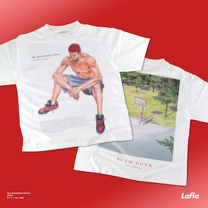 Puede incluir: Camiseta blanca con una ilustración de un jugador de baloncesto de pelo rojo en la parte delantera y una escena de una cancha de baloncesto en la parte posterior. El texto "The Basketball Genius" y "SLAM DUNK" están impresos en las camisetas.