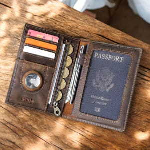 Porta-passaporte de couro de vaca genuíno, carteira de viagem com estojo Airtag, bolso anti-perda, porta-canetas, porta-cartões, bloqueio RFID, capa para passaporte