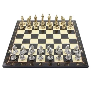 Trojaans metalen schaakspel – middelgroot, glanzend walnoot-mdf-bord, historisch schaakspel (37 x 37 cm)