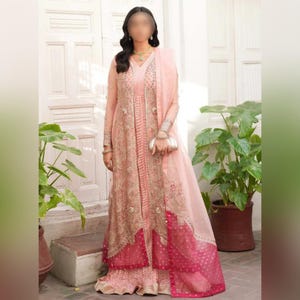 パキスタンのウェディングドレス ピンクのオープンスタイルガウン イードパーティードレス インドの刺繍の服 ステッチクラッシュガウンドレス