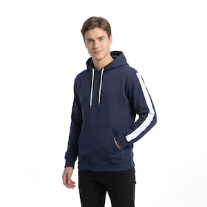 Puede incluir: Un juego de tres tazas de cerámica con un acabado moteado y mate. Las tazas son en tonos crema, gris claro y gris oscuro. Cada taza tiene un diseño simple y moderno y un asa redondeada. Las tazas están apiladas.