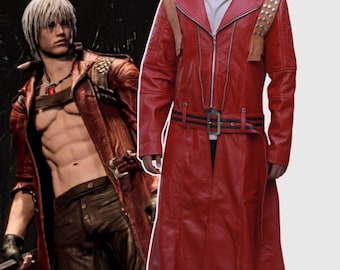 Puede incluir: Una chaqueta de cuero roja con un cinturón negro y una cremallera. La chaqueta tiene una capucha y una longitud larga.