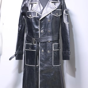 Vintage WW2 Militär Leder Trenchcoat | Langer Zweireihiger Mantel mit Gürtel & Weißer Paspel | Klassische 50er Jahre Herren Weste