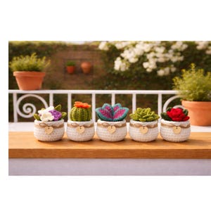 Può includere: Una tazza di ceramica bianca con manico nero e la scritta "But First, Coffee" in grassetto nero. La tazza è posta su uno sfondo sfocato, suggerendo un'ambientazione accogliente.