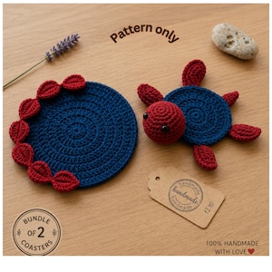 Pode incluir: Duas bases de crochê feitas à mão. Uma é um círculo azul com detalhes vermelhos em forma de folha. A outra é uma tartaruga azul com cabeça, barbatanas e cauda vermelhas. O texto "Pattern only" é visível.