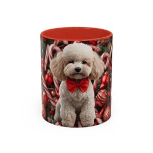 Puede incluir: Taza de cerámica con interior rojo y diseño festivo. El exterior presenta un caniche blanco con pajarita roja, sobre un fondo de bastones de caramelo y adornos navideños. Un encantador regalo temático navideño.