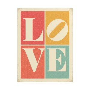 Puede incluir: Un cartel de estilo vintage con la palabra "LOVE" en letras grandes de color crema. Las letras están dispuestas en una cuadrícula de cuatro cuadrados de colores: rojo, amarillo, naranja y turquesa. El diseño tiene un aspecto envejecido y texturizado.