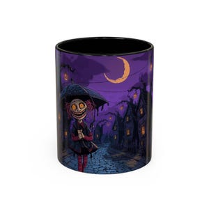 Puede incluir: Taza de cerámica negra con una ilustración espeluznante. El diseño representa un personaje sonriente con un paraguas caminando por una calle adoquinada bajo un cielo nocturno púrpura con una luna creciente. La taza tiene un interior negro.