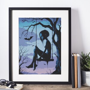 Puede incluir: Impresión artística enmarcada que representa a una persona en un columpio, en tonos azules, morados y negros. La imagen incluye murciélagos y árboles desnudos, con la persona sentada en el columpio contra un fondo de árbol oscuro.