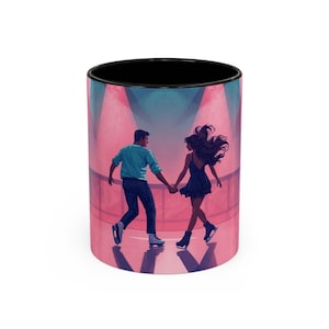 Op de afbeelding: Keramische mok met een zwarte binnenkant en een rondom illustratie. De illustratie toont een stel dat schaatst op een roze ijsbaan onder roze schijnwerpers. De mok is aan de buitenkant wit.