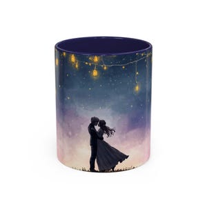 Puede incluir: Taza de cerámica blanca con interior azul marino. El exterior presenta una ilustración romántica de una pareja abrazándose bajo un cielo estrellado con luces colgantes. La taza es de tamaño estándar para bebidas calientes.