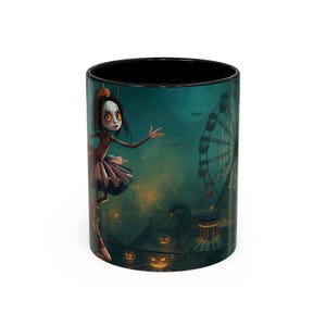 Puede incluir: Taza de cerámica negra con un diseño de Halloween. La ilustración muestra una figura de muñeca con una noria y calabazas. La taza tiene un interior negro y un exterior blanco, ideal para bebidas calientes. Diseño espeluznante.
