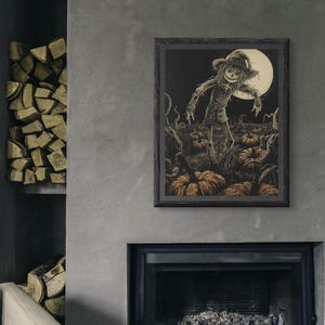 Puede incluir: Obra de arte enmarcada que presenta un espantapájaros en un campo de calabazas bajo la luna llena. La obra de arte tiene una estética oscura y vintage con colores apagados. El espantapájaros es el punto focal, con calabazas en primer plano.