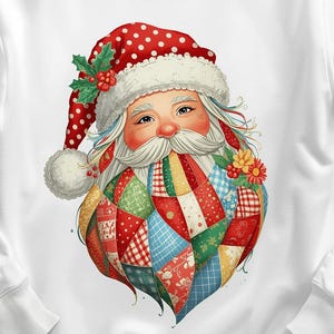 Può includere: Felpa bianca con grafica di Babbo Natale. Il Babbo Natale ha un cappello rosso a pois bianchi, una lunga barba bianca e un design patchwork sulla barba e sul cappotto. Agrifoglio e bacche adornano il cappello. Un design festivo natalizio.