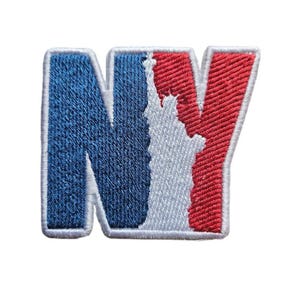 Peut inclure: Un écusson brodé représentant les lettres NY dans une police en bloc. Le N est bleu foncé et le Y est rouge. Une silhouette blanche de la Statue de la Liberté est intégrée au centre des lettres, créant un effet d'espace négatif.
