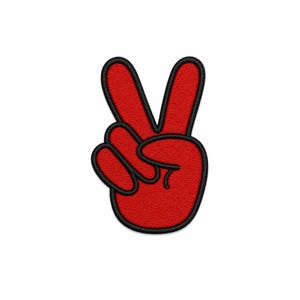Puede incluir: Un parche bordado de color rojo con la forma de una mano haciendo el signo de la paz. El diseño presenta un relleno rojo intenso con un borde grueso cosido en negro oscuro que delinea los dedos y la palma, creando una forma clara.