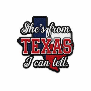 Może przedstawiać: Haftowana naszywka w kształcie stanu Teksas, przedstawiająca czerwone, białe i niebieskie barwy flagi Teksasu. Napis "She's from TEXAS I can tell." jest wyszyty białymi i czerwonymi literami na przedniej części naszywki.
