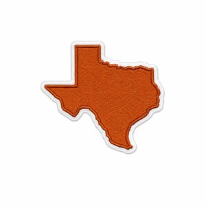 Könnte beinhalten: Ein gestickter Aufnäher in Form des Bundesstaates Texas. Der Aufnäher ist durchgehend mit einem kräftigen, gebrannten Orangeton bestickt und von einem dicken, weißen gestickten Rand umgeben, der dem geografischen Umriss des Staates folgt.