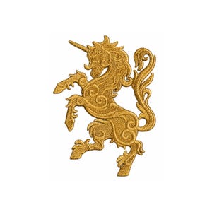 Può includere: Una toppa ricamata color oro raffigurante un unicorno rampante con intricati motivi a vortice su tutto il corpo, un corno appuntito e una coda fluente. Il design è realizzato in filo metallico con una finitura a punto strutturato.