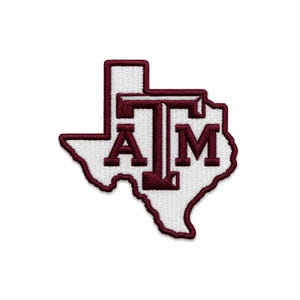 Könnte beinhalten: Ein gestickter Aufnäher in Form des Bundesstaates Texas mit weißem Hintergrund und dunkelkastanienbraunem Rand. In der Mitte befinden sich die kastanienbraunen Buchstaben A und M neben einem großen T, die das Texas A&M Logo bilden.