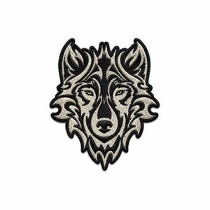 Puede incluir: Un parche bordado con un diseño estilizado de cabeza de lobo. La ilustración utiliza un esquema de color de alto contraste con hilo negro para los contornos marcados y detalles, mientras que hilo blanco roto rellena el resto.