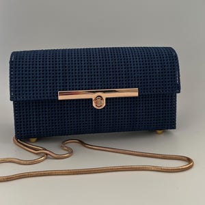 Cartera de malla azul marino hecha a mano: cartera con cadena dorada para looks elegantes