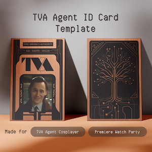 Può includere: Due tessere identificative rettangolari per agenti TVA con finitura effetto legno. La tessera a sinistra riporta il testo "TIME VARIANCE AUTHORITY", un codice numerico, il logo "TVA" e un ritratto. Quella a destra mostra un albero stilizzato.