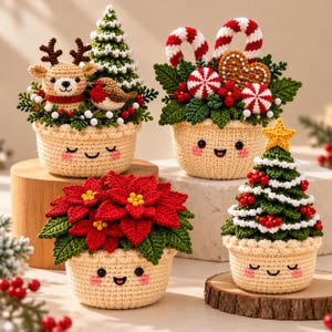 Könnte beinhalten: Vier gehäkelte Pflanzgefäße mit lächelnden Gesichtern, jedes mit festlichen Arrangements. Eines hat ein Rentier und einen Baum, ein anderes Zuckerstangen und Lebkuchen, eines einen roten Weihnachtsstern und das letzte einen geschmückten Weihnachtsbaum mit Stern.