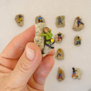 Ímã miniatura para alpinistas, feito de pedra natural. Escalada esportiva ou boulder. Figuras modeladas em argila polimérica.