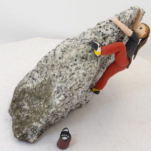 Klimrek op maat op een houten voetstuk (optioneel). Sportklimmen of boulderen. Gemodelleerd in polymeerklei.