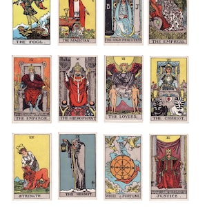 Può includere: Una collezione di carte dei tarocchi vintage con illustrazioni e titoli dettagliati. Le carte raffigurano varie figure, simboli e scene in uno stile classico e colorato. Ogni carta ha un design e un titolo unici, come "Il Matto" e "Il Mago."