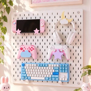 Painel de acessórios para jogos impresso em 3D, suportes para controle e fone de ouvido, suporte para teclado, decoração em tons pastel para quarto gamer, organizador de setup gamer fofo