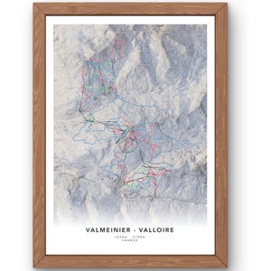 Könnte beinhalten: Eine blaue und weiße Skikarte des Skigebiets Valmeinier - Valloire in Frankreich. Die Karte zeigt die Skipisten, Lifte und andere Merkmale des Skigebiets. Die Karte ist in einem Holzrahmen gerahmt.