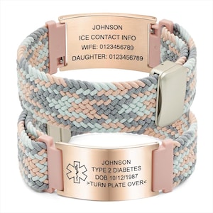 Può includere: Due braccialetti di allerta medica. I braccialetti hanno un cinturino intrecciato in grigio, pesca e verde menta. Ogni braccialetto ha una placca di metallo color oro rosa con testo inciso. Un braccialetto dice "ICE CONTACT INFO" e l'altro "TYPE 2 DIABETES".
