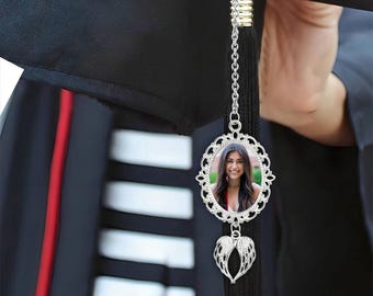 Benutzerdefinierte Abschluss Quaste Foto Charm mit Engelsflügeln - personalisiertes Geschenk 2026 - Abschlusskappe Andenken für bestandene Schulabgänger
