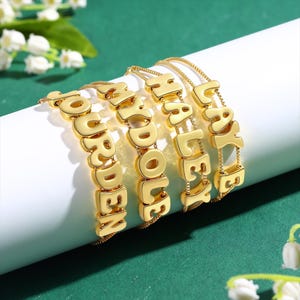 Pulsera con nombre personalizado para mujer, joyería con dijes de letras del alfabeto personalizados, brazalete con nombre grabado, regalo para ella, regalo de cumpleaños de aniversario