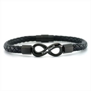 Könnte beinhalten: Schwarzes geflochtenes Lederarmband mit einem schwarzen Unendlichkeitszeichen als Mittelstück. Das Unendlichkeitszeichen trägt die Namen "Tina" und "David" mit einem Herzsymbol. Das Armband hat einen Verschluss.
