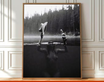 Vintage schwarz und weiß Cowgirl in der See Poster Wandkunst, Surreal Western Fotografie Druck Cowgirl Hut & Bier druckbare digitaler Download