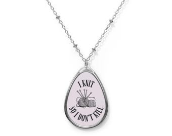 Collar con humor sobre tejido: "Tejo para no matar"