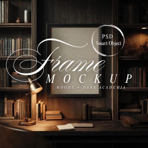 以下が含まれることがあります： 「Frame MOCKUP」のテキストが入ったフレームモックアップ。ダークアカデミアの雰囲気。木製の机、ランプ、本、アートや写真を表示するためのフレームエリアが特徴。背景には本棚があります。