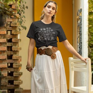Books & Blooms Unisex Softstyle T-shirt, T-shirt dla nauczyciela, kwiatowy T-shirt do czytania, prezent dla miłośników książek, literacka koszula ogrodowa, moda wiosenna