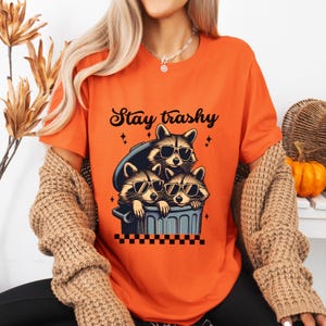 Schrulliges Corgis 'Stay Trashy' T-Shirt, lustiges Haustier-Liebhaber-T-Shirt, niedliche lässige Mode, umweltfreundliches Geschenk für Hundebesitzer, Sommerkleidung, Tshirt für Frau