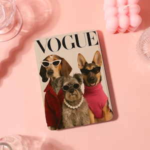 Könnte beinhalten: Rechteckiger Druck mit dem Wort 'VOGUE' und drei Hunden mit Sonnenbrillen und modischer Kleidung. Die Hunde sind ein braun-weißer Hund, ein grauer Terrier-Mix und ein Deutscher Schäferhund. Der Hintergrund ist hellbeige.