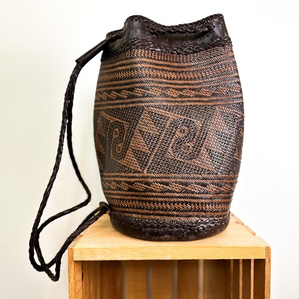 Vintage 90s Leather + Straw Woven Drawstring Bucket Backpack / 1990s Boho Brown Geometric Natural Fiber Basket Weave Large Tote Bag